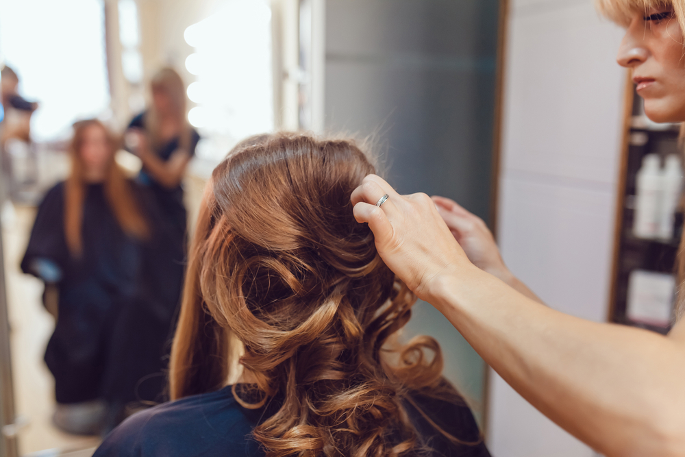 Hair,Stylist,Makes,The,Bride,Before,Wedding